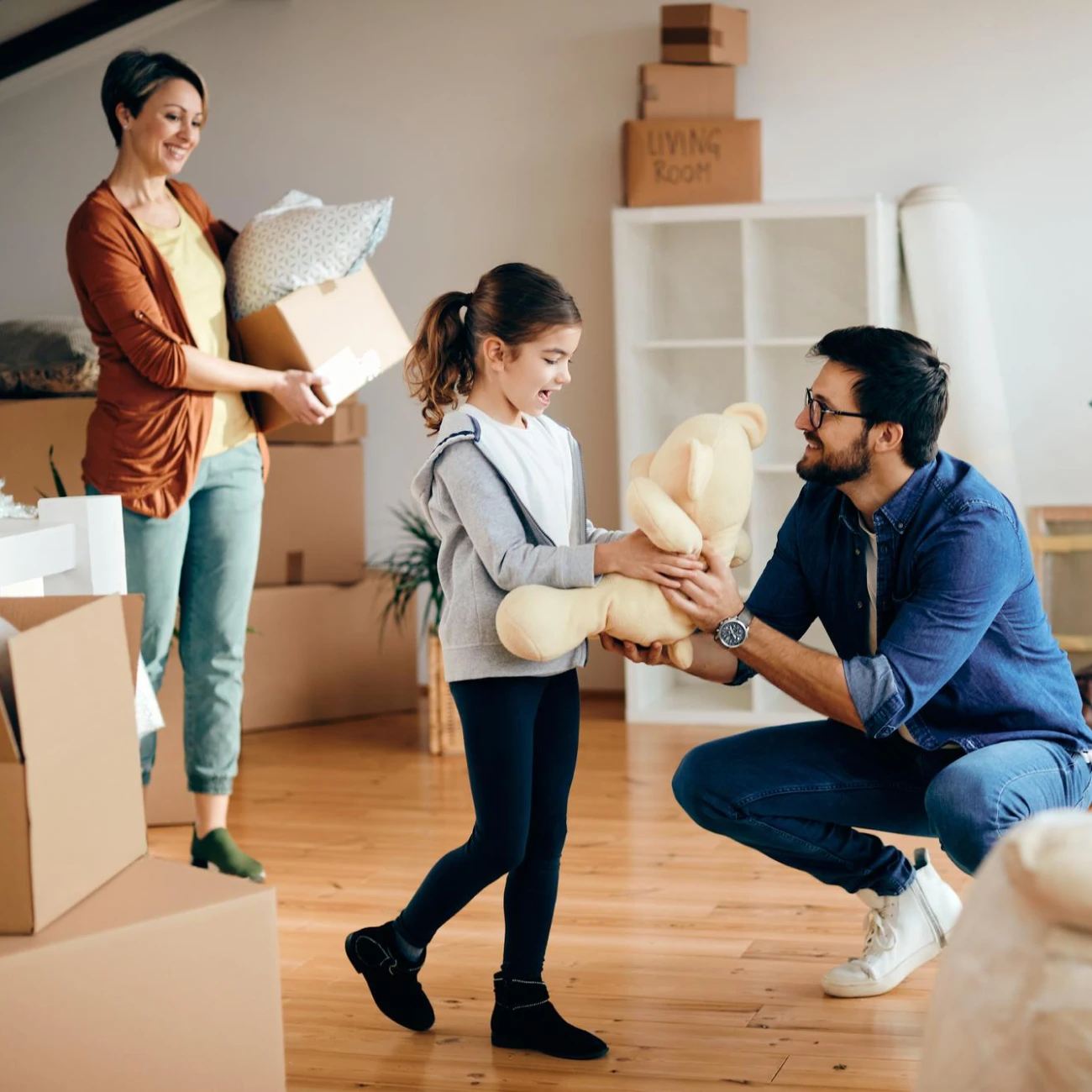 Family happily relocating using on-demand logistics app developed